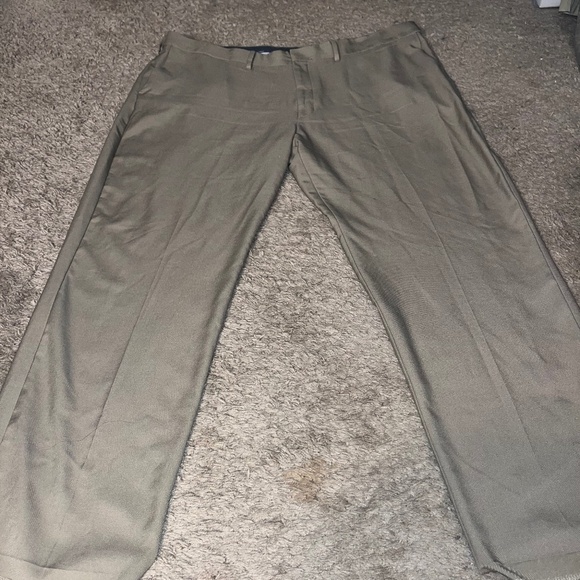 Haggar Classic Fit Premium Comfort Khaki Slacks 44×32 - Picture 1 of 4